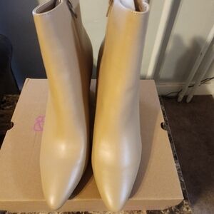 NWT Women's Sugar Evvie Ankle booties. Tan Size 10